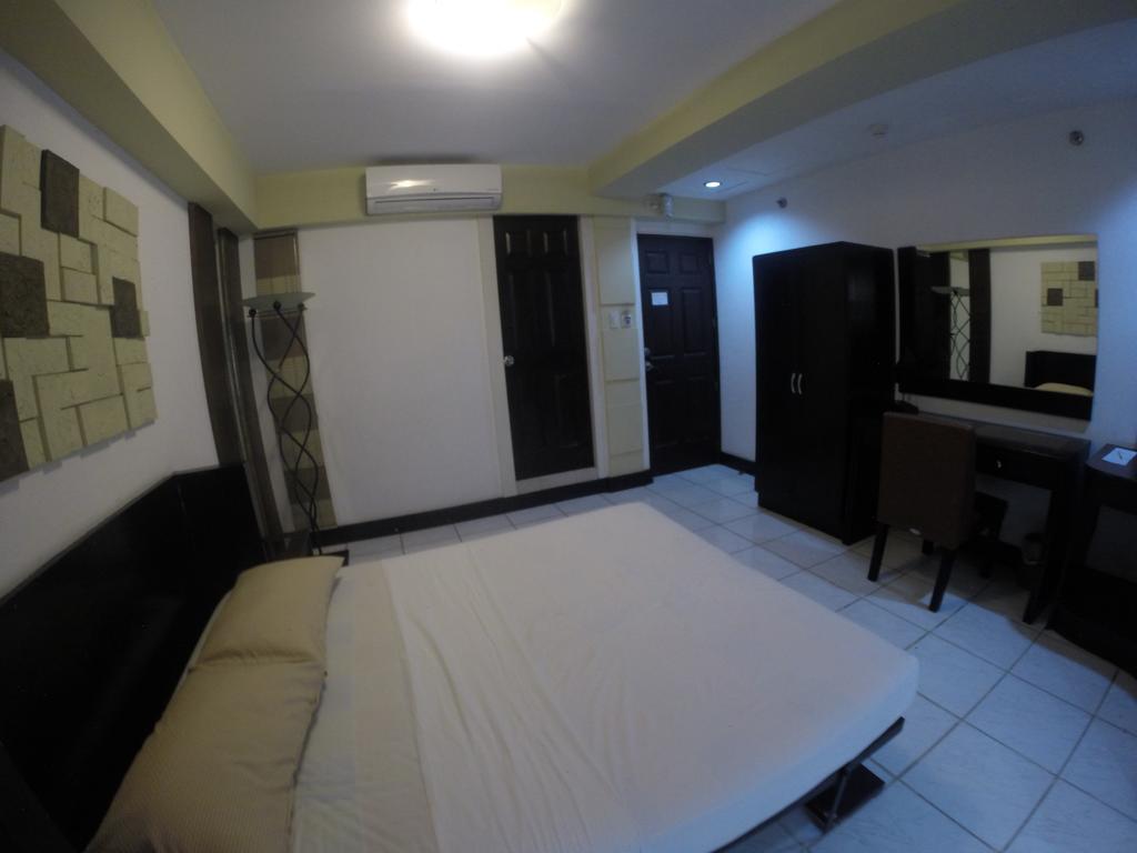 Urban Inn Iloilo Powered By Cocotel Екстер'єр фото